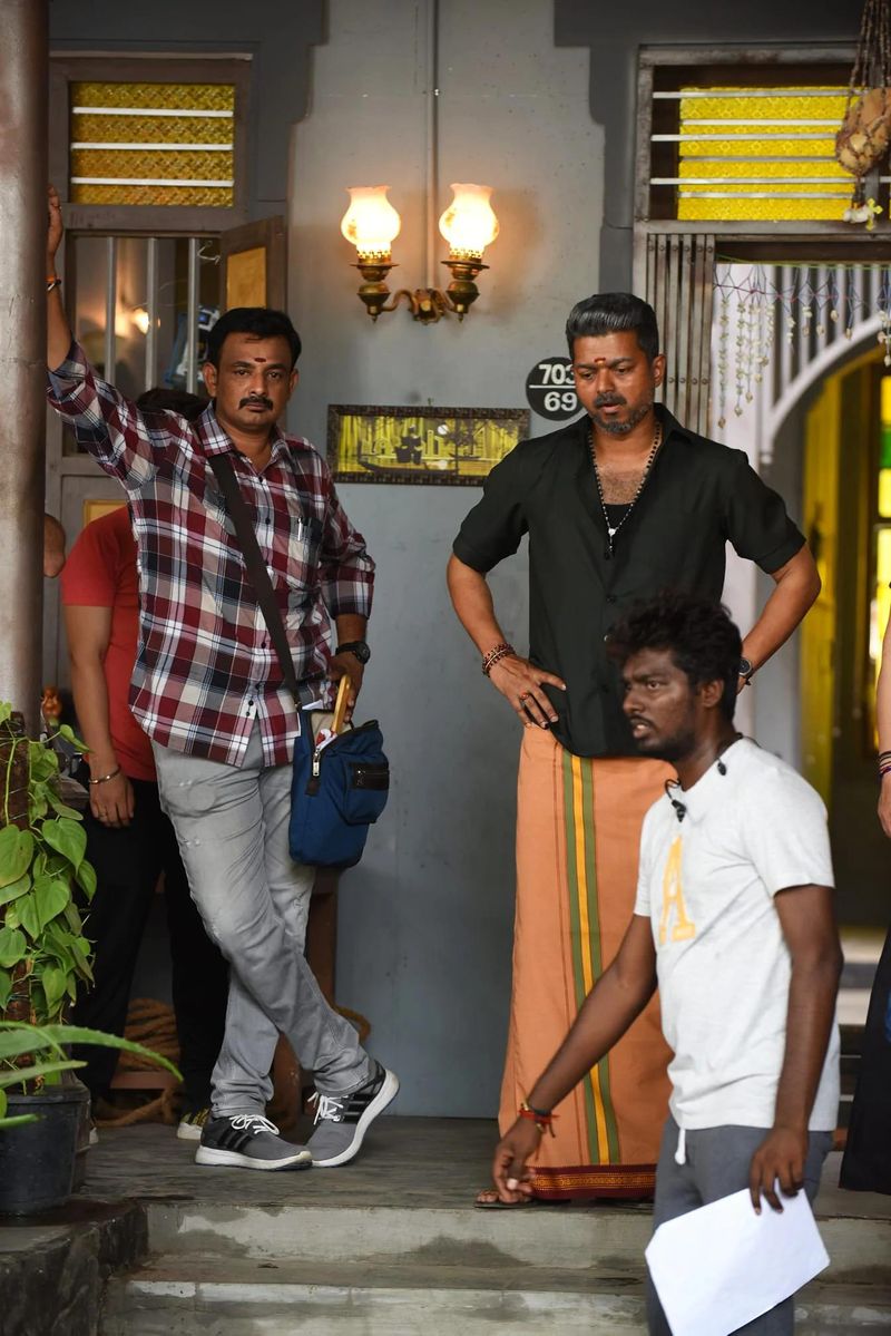 வட சென்னை ரவுடி ராயப்பனாக வயதான தோற்றத்திலும், கால் பந்தாட்ட வீரர் மைக்கேல்லாக இளமையான தோற்றத்திலும் பட்டையைக் கிளப்பினார் விஜய். படத்திற்கு எத்தனையோ நெகடிவ் கமெண்ட்ஸ்கள் கிடைத்த போதும் வசூல் சாதனை 300 கோடியை தாண்டியது. 