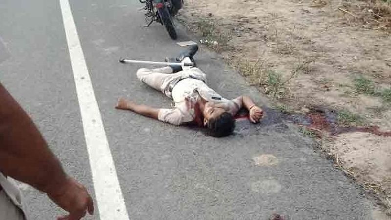 पुलिस से मिली जानाकारी के मुताबिक, दोनों को चार से पांच गोलियां लगी हुईं थीं। एक का शव रोड पर ही पड़ा था तो एक का शव रोड के किनारे पड़ा था। दोनों की लाशें खून से लथपथ थीं।
