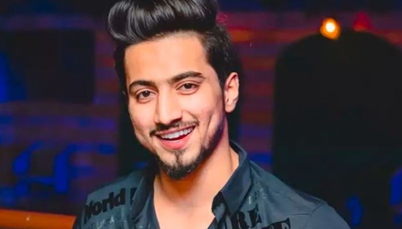 ফৈজল শেখঃ সম্প্রতি ক্যারিমিনাতির সঙ্গে ইউটিউব বনাম টিকটকে ফৈজলের দ্বন্দ্ব লাগে। যা স্বল্প সময়ের মধ্যে থিতিয়েও যায়। তবে ফৈজল টিকটকে বেশ জনপ্রিয়। এতটাই জনপ্রিয় যে তাঁর প্রোফাইলের কিছু ভিডিও ব্যান হয়েছে।