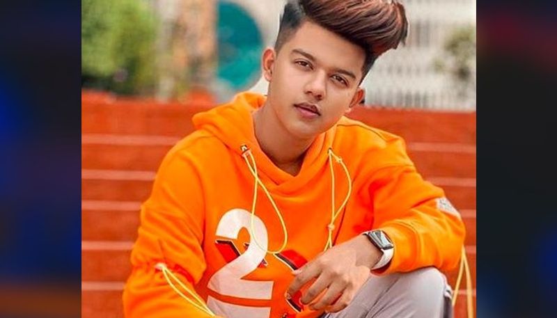 রিয়াজ আলিঃ ২৭ মিলিয়নেরও বেশি ফলোয়াড়স তাঁর টিকটক অ্যাকাউন্টে। মহিলা ভক্তদের সংখ্যাও রীতিমত সাংঘাতিক। নিত্যদিনই প্রেমের প্রস্তাব পেয়ে থাকেন রিয়াজ।