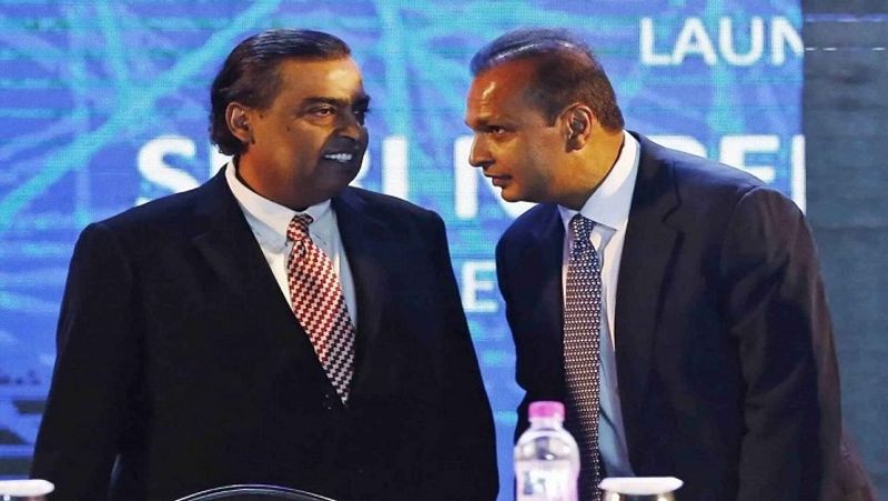 भाइयों में हैं अच्छे संबंध
पहले मुकेश अंबानी और अनिल अंबानी के रिश्ते उतने अच्छे नहीं थे। बिजनेस के बंटवारे को लेकर दोनों भाइयों के संबंधों में कुछ दरार आ गई थी। लेकिन अब अनिल अंबानी के बड़े भाई मुकेश अंबानी से बहुत ही अच्छे संबंध हैं। कई मौकों पर मुकेश अंबानी ने छोटे भाई अनिल अंबानी की मदद की है। 