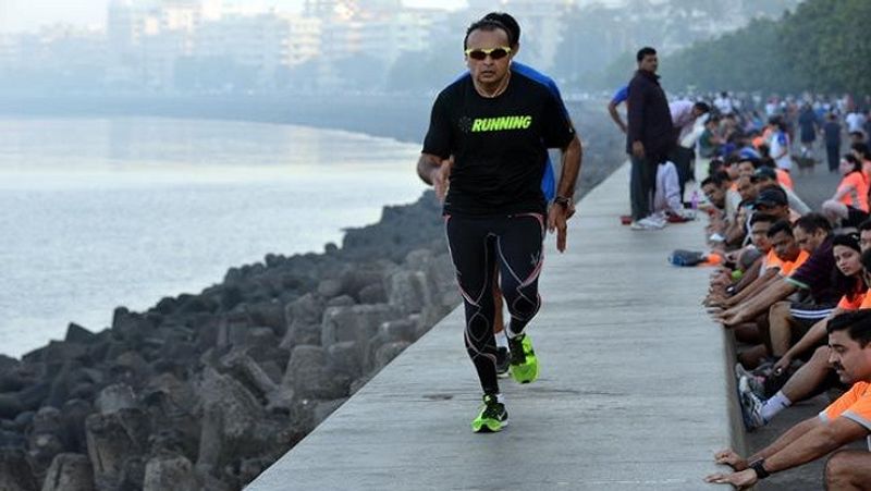 स्ट्रिक्ट डाइट रूल करते हैं फॉलो
अनिल अंबानी खाने-पीने का बेहद ध्यान रखते हैं। सुबह के नाश्ते में वे केला, अंकुरित अनाज और प्रोटीन मिल्क लेते हैं। लंच में वे स्प्राउट्स, दाल और दो रोटी लेते हैं। वे फल खाते हैं, पर मीठे फलों से परहेज करते हैं। अनिल अंबानी मिल्क प्रोडक्ट्स, चीनी और आयोडियाइज्ड साल्ट का इस्तेमाल कभी नहीं करते। वे कई तरह के अनाज के मिक्स्ड आटे की रोटी खाते हैं। 