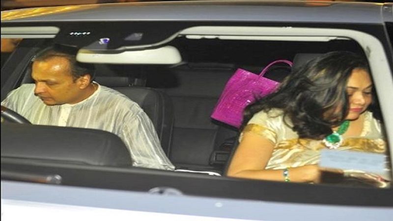 ड्राइवर नहीं रखते हैं अनिल अंबानी
अनिल अंबानी के पास लग्जीरियस कारों का शानदार कलेक्शन है, लेकिन वे कोई ड्राइवर नहीं रखते हैं। वे खुद अपनी कार ड्राइव करते हैं। कई बार वे मर्सडीज बेंज S-class (W221), मर्सडीज बेंज S-class (W222) और लाम्बोर्गिनी गैलार्डो (Lamborghini Gallardo) ड्राइव करते देखे गए हैं।