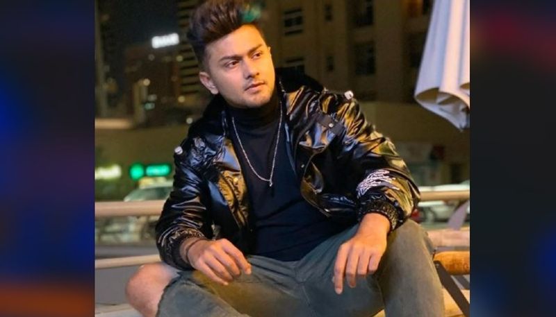আবেজ দরবারঃ টিকটকের পাশাপাশি আবেজ একজন করোরিওগ্রাফার। বলিউডের তারকারাও তার ইউটিউব চ্যানেল এবং টিকটক চ্যানেলে নিজেদের ছবির প্রচার করেন।