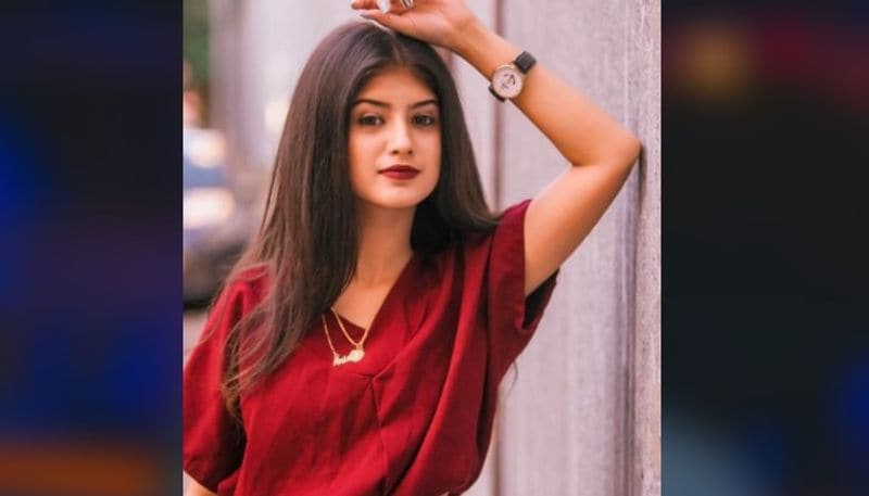 আরিশফা খানঃ হিন্দি টেলি দুনিয়ায় পদার্পণ করেছিলেন শিশুশিল্পী হিসেবে। এক বীর কি আরদাস বীরা ধারাবাহিকে পার্শ্ব চরিত্রে দেখা গিয়েছিল তাঁকে। তারপরই টিকটকে বিভিন্ন ভিডিও করতে করতে জনপ্রিয় পান আরশিফা।