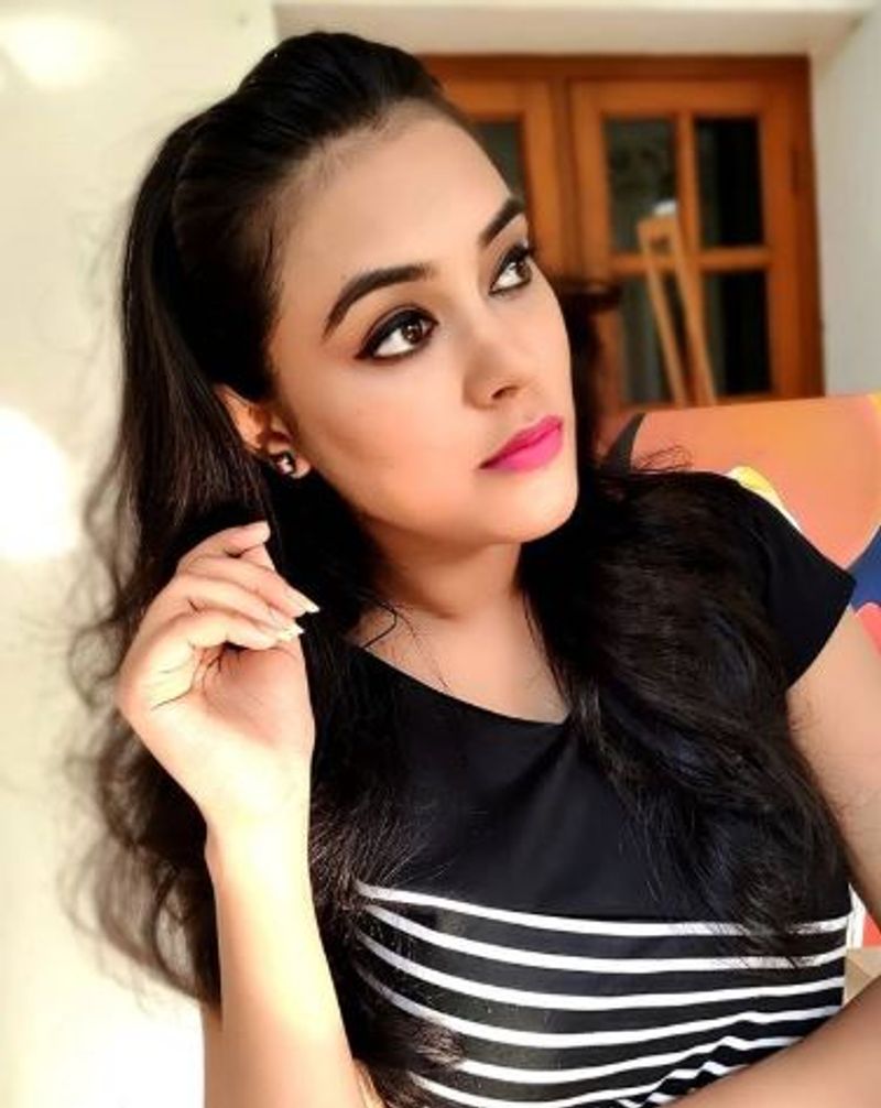 இவங்க மேக் அப் போடுவதில் ட்ரிக்ஸ் வைத்து நயன்தாரா போல் தெரிகிறார் என்பது இதில் இருந்து தெரிகிறது.