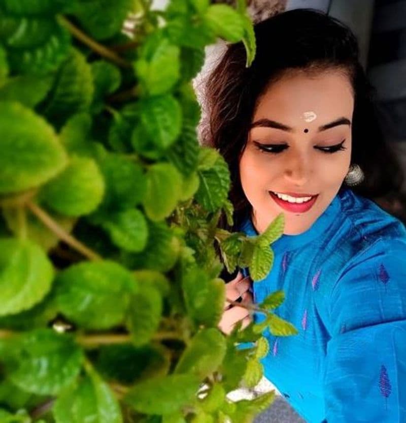 இவங்க நேரில் பார்க்க நயன்தாரா போல் முழுமையாக இல்லை என்றாலும், இவர் தனி அழகு 