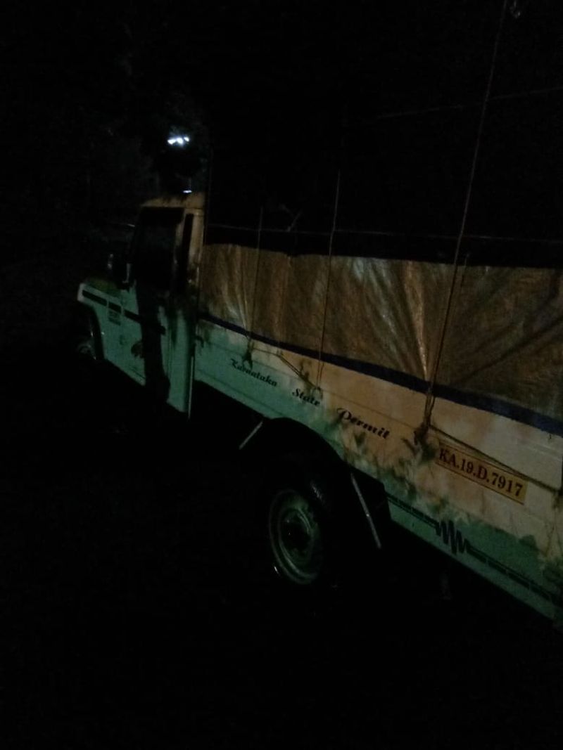 ಸಹೋದ್ಯೋಗಿಗಳ ಕೊರೋನಾ ಸಂಕಷ್ಟಕ್ಕೆ ಮಿಡಿದ ಮೂಡಬಿದ್ರೆ ಇನ್ಸ್ಪೆಕ್ಟರ್ ನಡುರಾತ್ರಿ ಬಿರುಸು ಮಳೆಯ ನಡುವೆಯೇ 50 ಕಿ. ಮೀಟರ್ ಪ್ರಯಾಣಿಸಿ ಕಿಟ್ ತಲುಪಿಸಿದ್ದಾರೆ.