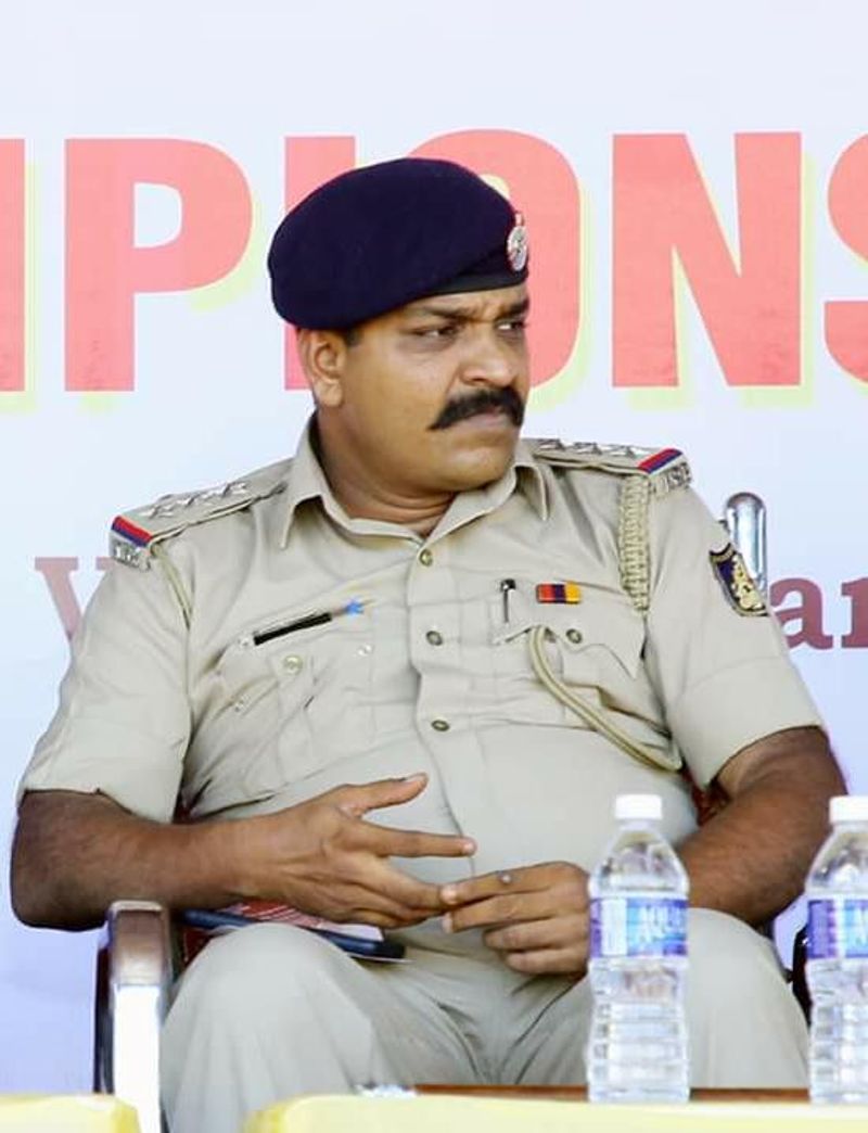 ಉಳ್ಳಾಲ ಪೊಲೀಸ್ ಠಾಣೆಯ ಕ್ವಾರೆಂಟೈನ್ ಸಿಬ್ಬಂದಿಗೆ ಆಹಾರ ಸಾಮಾಗ್ರಿ ಪೂರೈಕೆ ಮಾಡಿ ಮಾನವೀಯತೆ ಮೆರೆದಿದ್ದಾರೆ.