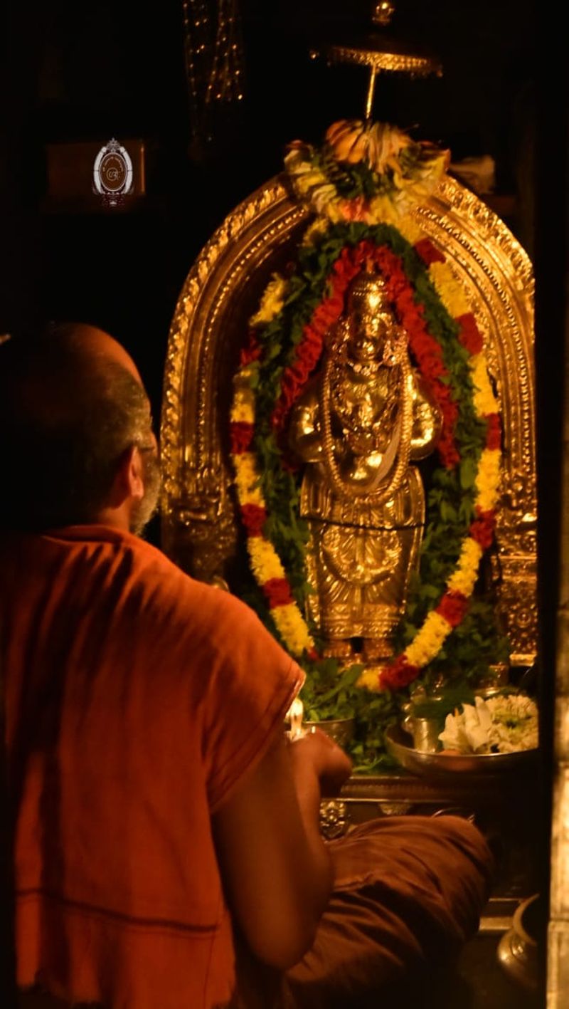 ಶ್ರೀ ಕೃಷ್ಣ ಮಠದಲ್ಲಿ ವಾರ್ಷಿಕ ಮಹಾಭಿಷೇಕದ ಪ್ರಯುಕ್ತ ಕೃಷ್ಣ ದೇವರಿಗೆ 1108 ಸೀಯಾಳ ಅಭಿಷೇಕ ಹಾಗೂ ವಿಶೇಷ ಪಂಚಾಮೃತ ಸೇವೆ ಮಾಡಲಾಗಿದೆ.