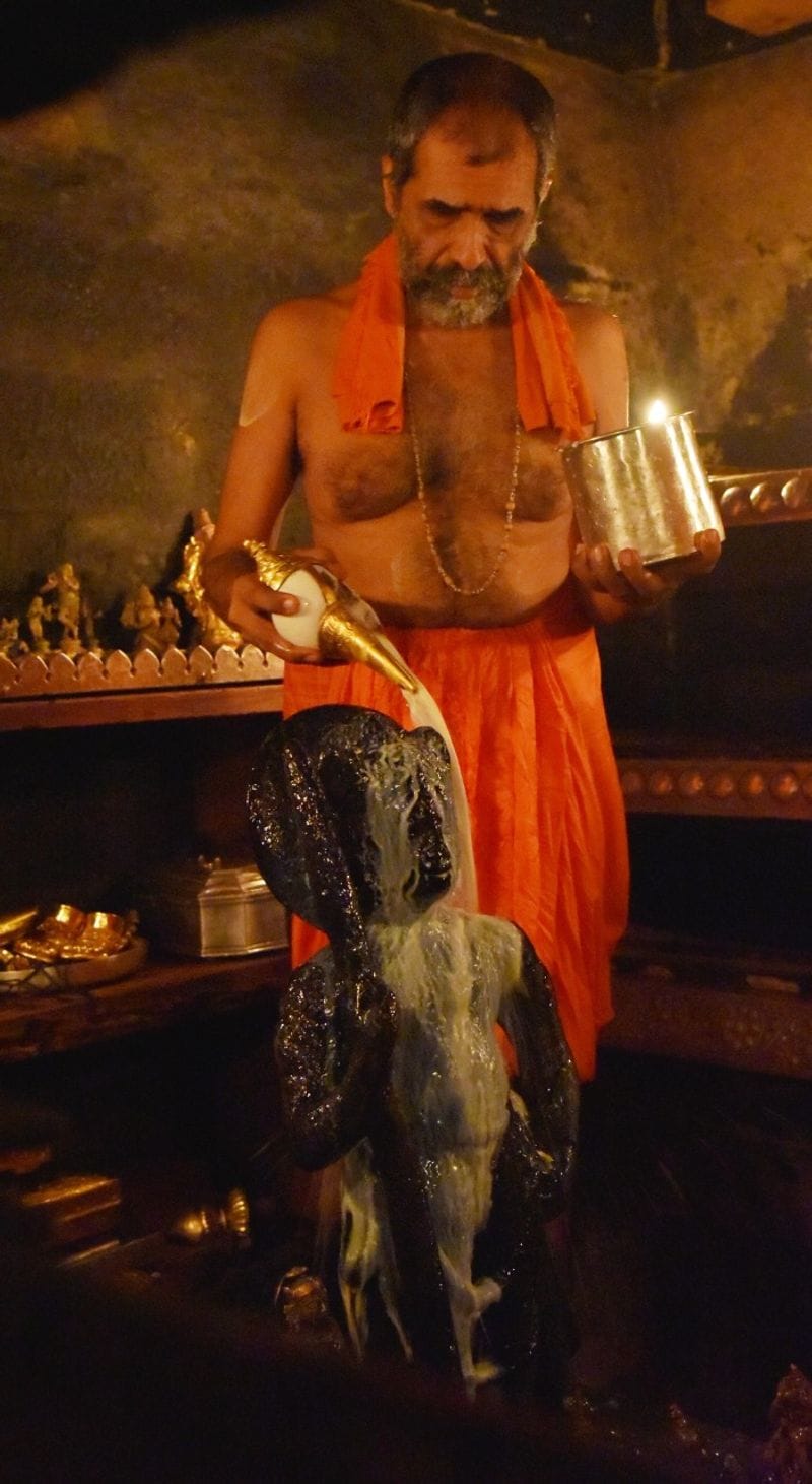 ಇತ್ತೀಚೆಗಷ್ಟೇ ಉಡುಪಿಯಲ್ಲಿ ಕೃಷ್ಣನನ್ನು ಚಾಪೆಯಲ್ಲಿ ಸುತ್ತಿಟ್ಟು ಉದ್ವರ್ತನೆ ನಡೆದಿತ್ತು