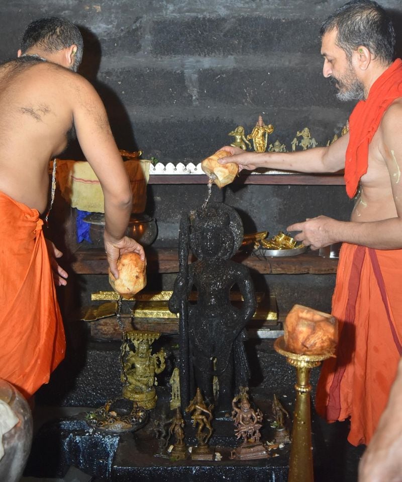 ಶ್ರೀ ಕೃಷ್ಣನ ವಿಗ್ರಹವನ್ನು ಶುಚಿಗೊಳಿಸಿ ಸೇವೆ ಸಲ್ಲಿಸುತ್ತಿರುವುದು