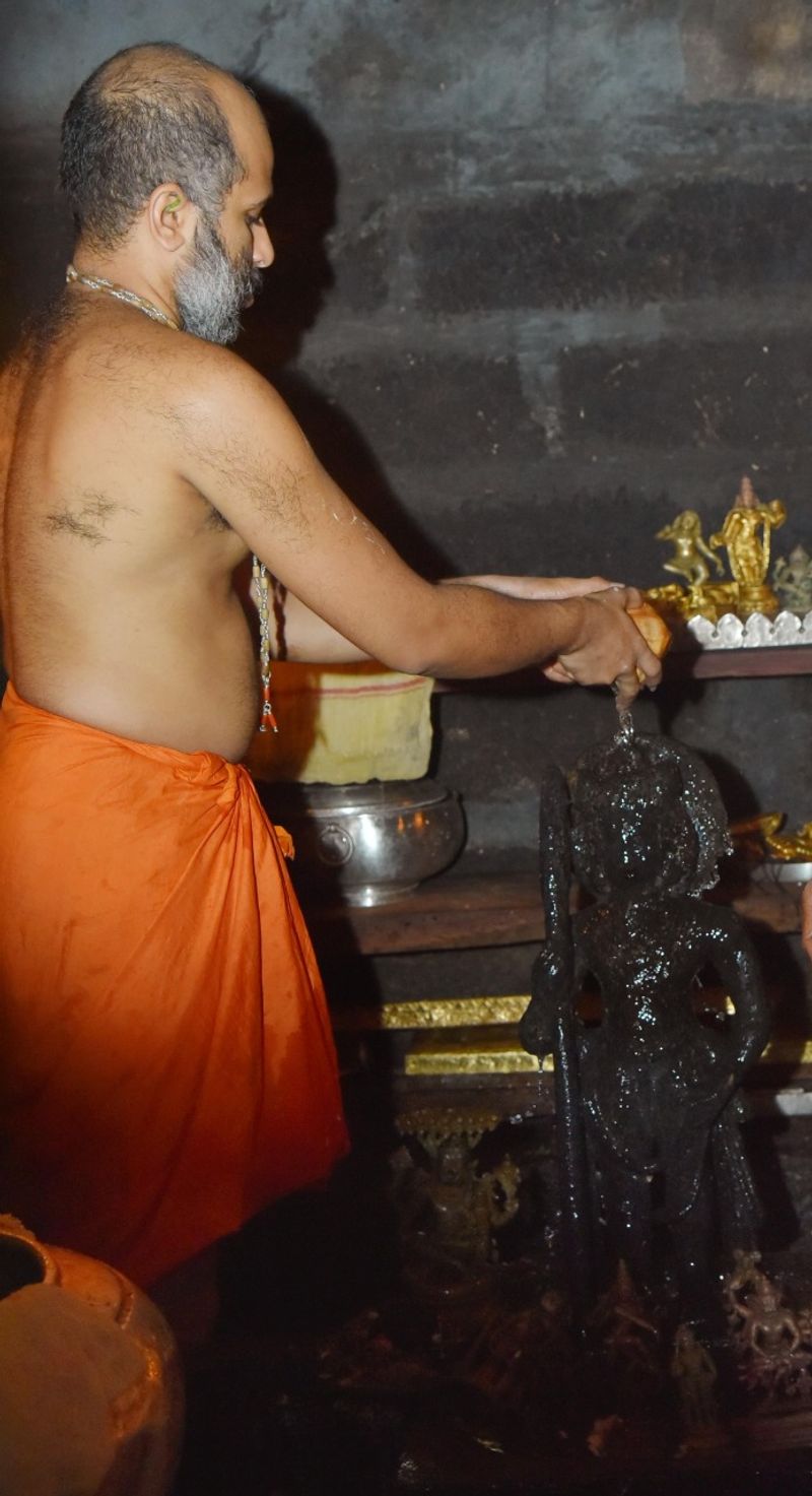 ಶ್ರೀಪಾದರು, ಪಲಿಮಾರು ಕಿರಿಯ ಮಠಾಧೀಶರಾದ ಶ್ರೀವಿದ್ಯಾರಾಜೇಶ್ವರ ತೀರ್ಥ ಶ್ರೀಪಾದರು ಇದರಲ್ಲಿ ಭಾಗಿಯಾದರು