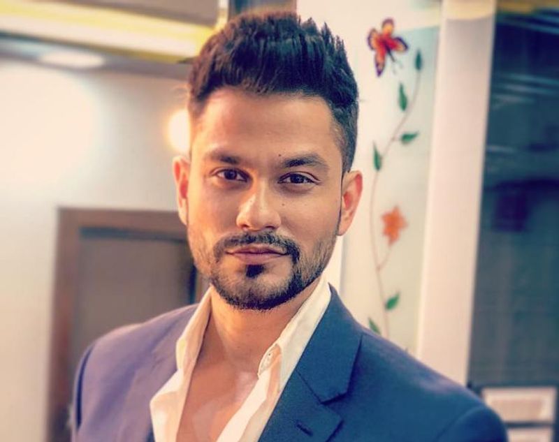 ಒಂದು ಲೈವ್ ಚಾಟ್ಗೆ ಒಬ್ಬ ಕಲಾವಿದನನ್ನು ಸೇರಿಸಿಕೊಳ್ಳಲು ಸಾಧ್ಯವಾಗದವರು ನಿಜಕ್ಕೂ ಬಿ-ಟೌನ್ನಲ್ಲಿ ಉಳಿಯುವುದಕ್ಕೆ ಬಿಡುತ್ತಾರಾ? ಎಂದು ಪ್ರಶ್ನಿಸಿದ್ದಾರೆ.