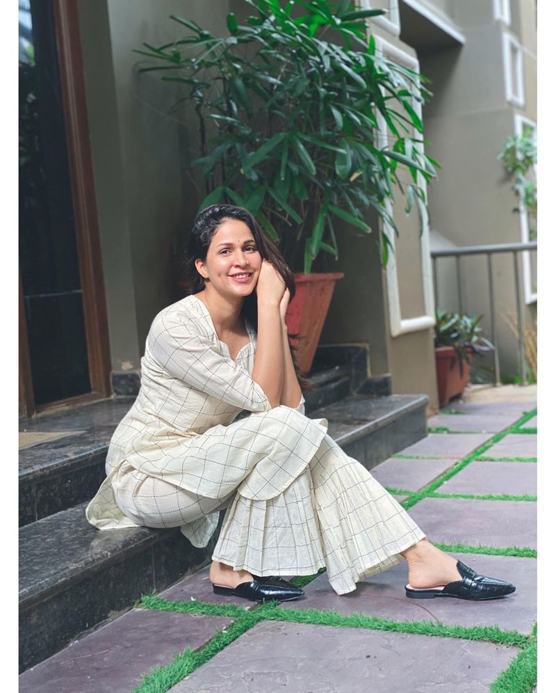 ஊரடங்கு காலத்தில் வீட்டில் இருந்த படி க்யூட் லுக் கொடுக்கும் லாவண்யா 