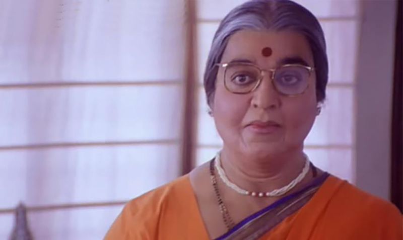 1996இல் வெளியான அவ்வை ஷண்முகி படத்தில் பெண் வேடத்தில் கலக்கி இருக்கும் கமல் எந்த வேடம் குடுத்தாலும் அசத்தும் கமல் பெண் வேடத்தில் ஒரு பெண் மாதிரி படம் முழுவதும் வருவார் 