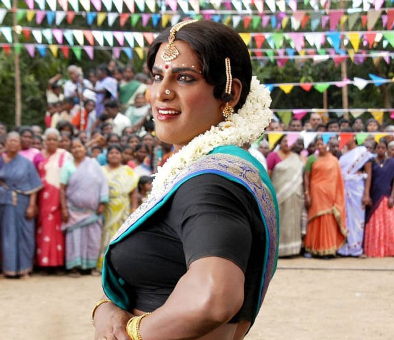2011இல் வெளியான அவன் இவன் படத்தில் இரண்டு கதாபாத்திரம் அதில் விஷால் நடித்து இருக்கும் காட்சி பெண் வேடத்தில் முதல் காட்சியே அது தான் 