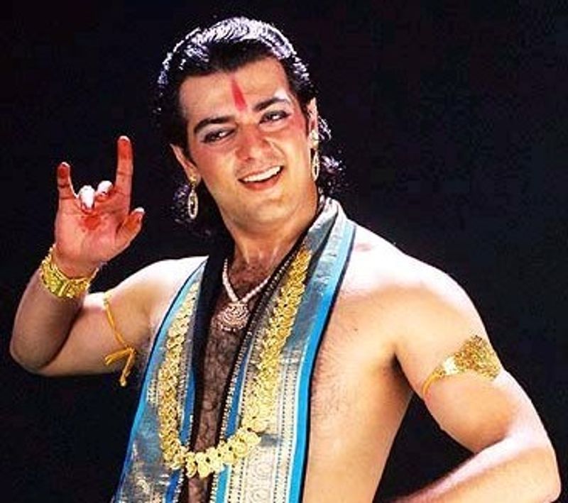 2006இல் வெளியான வரலாறு படத்தில் அஜித் ஒரு வேடம் போட்டு இருப்பார் அது பெண் வேடம் அஜித் முதல் முதலில் போட்ட பெண் வேடம் 