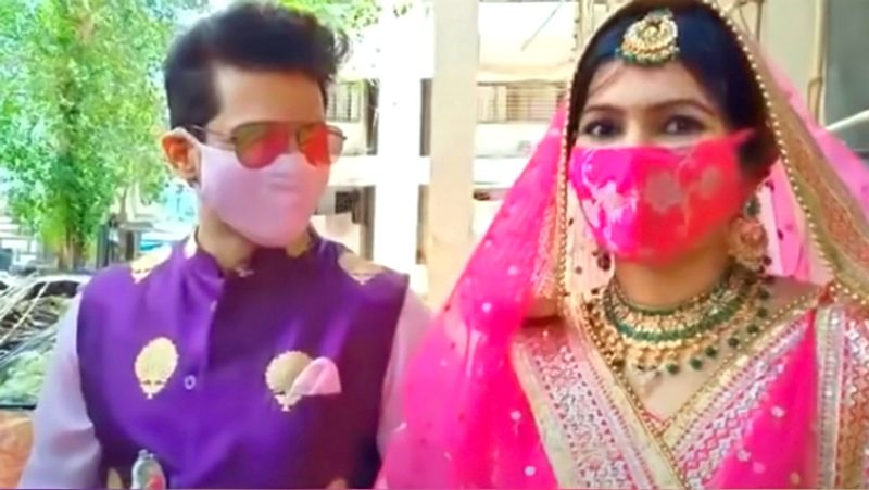 मनीष और संगीता ने 'एक श्रृंगार : स्वाभिमान' में साथ काम किया। हालांकि यह शो सिर्फ कुछ हफ्ते ही चला और जल्द ऑफ एयर हो गया था। संगीता चौहान आखिरी बार टीवी शो नागिन 3 में अवि के रोल में नजर आई थीं।