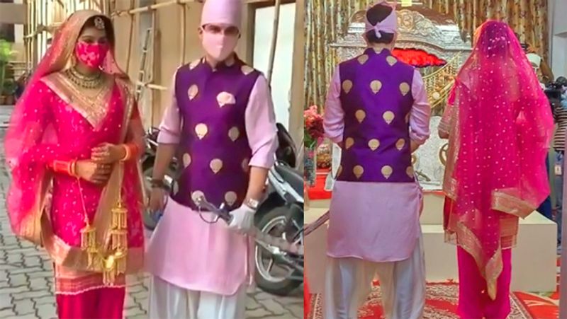 शादी में माता-पिता के शामिल न होने को लेकर मनीष ने बताया था कि उनकी मां की तबीयत ठीक नहीं है ऐसे में वो किसी भी तरह का जोखिम नहीं उठाना चाहते हैं। 
