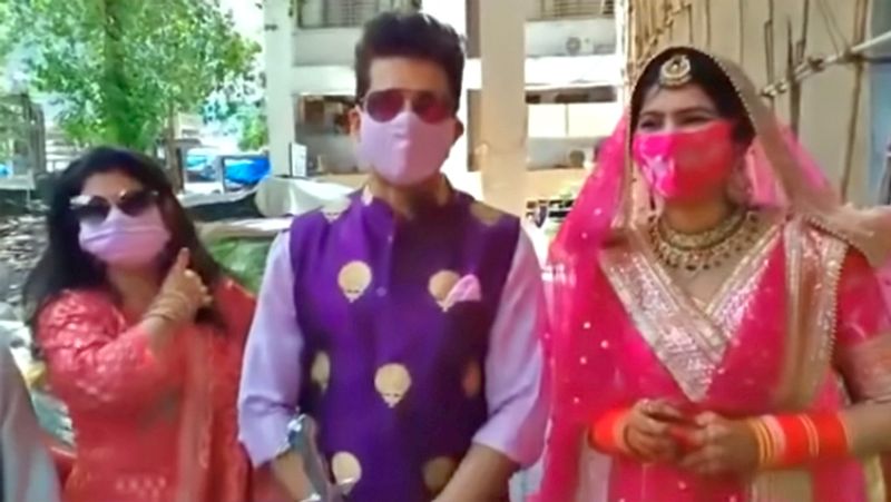 बता दें कि मनीष और संगीता पिछले दो साल से एक-दूजे को डेट कर रहे थे। मनीष और संगीता की लव स्टोरी टीवी सीरियल 'एक श्रृंगार : स्वाभिमान' से शुरू हुई थी। मनीष के मुताबिक, हम दोनों यहां मिले जरूर लेकिन तब ज्यादा बातचीत नहीं होती थी। फिर हम एक पार्टी में मिले, जहां हम अच्छे दोस्त बने।