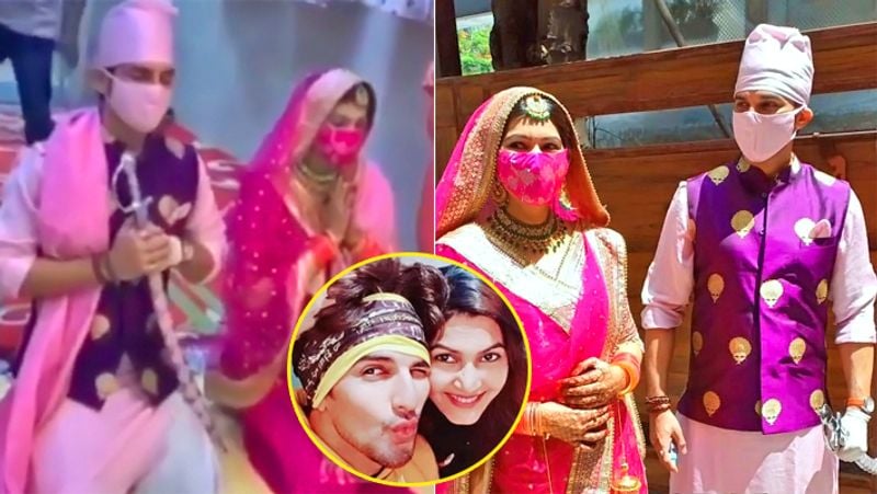 शादी के दौरान मनीष जहां पंजाबी दूल्हे के लिबास में तलवार और सिर पर रूमाल बांधे नजर आए, वहीं दुल्हन बनीं संगीता भी पिंक कलर के ब्राइडल सूट और सलवार में दिखीं। संगीता ने सिर पर चुनरी रखी थी। 