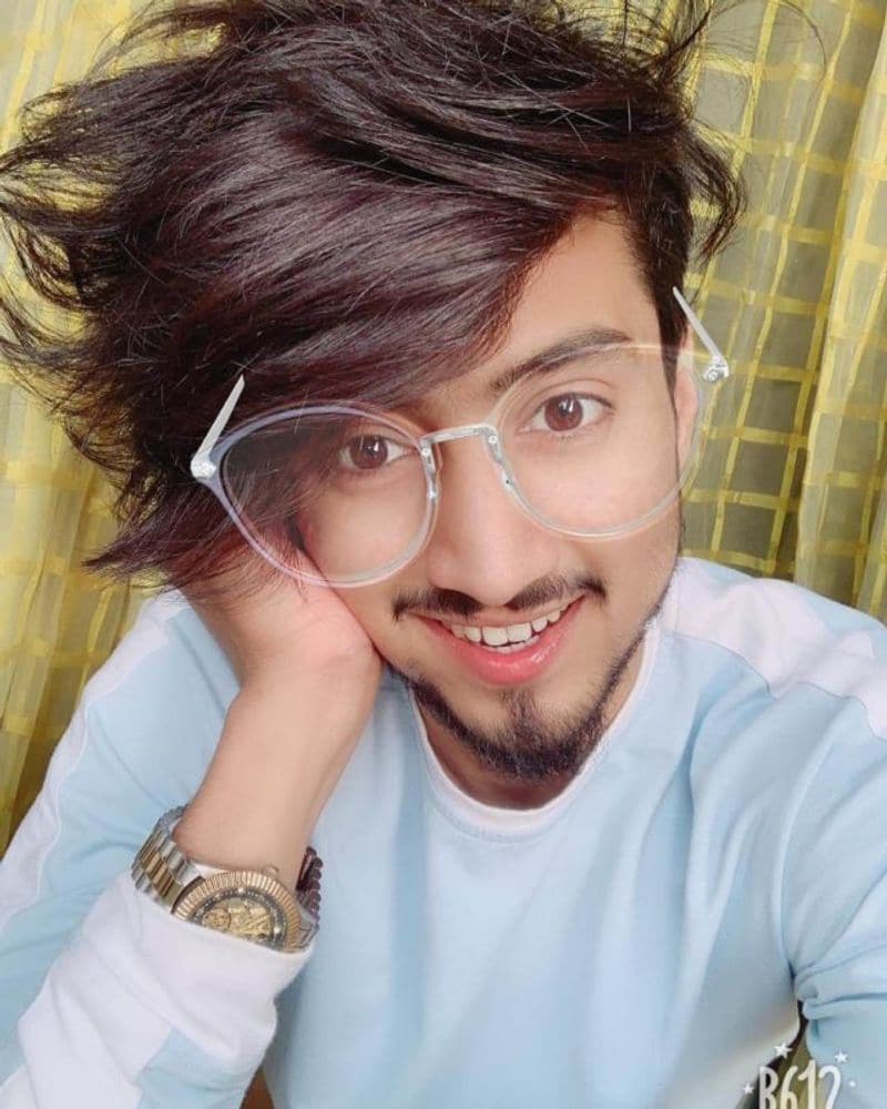 फैसल शेख - 22.7 मिलियन फॉलोअर्स
22.7 मिलियन फॉलोअर्स वाले फैसल शेख टॉप इंडियन टिकटॉक स्टार हैं। फैसू का जन्म मुंबई में हुआ। वह 24 साल के हैं और होंठ-सिंक टिकटॉक वीडियो के लिए फेमस हैं। शुरू में वह कॉमेडी वीडियो बनाते थे। फैसल के इंस्टाग्राम अकाउंट पर 7.7 मिलियन फॉलोअर्स हैं और अब वह वेरिफाइड इंस्टाग्राम अकाउंट है। उनके वीडियो पर 1.4 बिलियन लाइक्स हैं।
