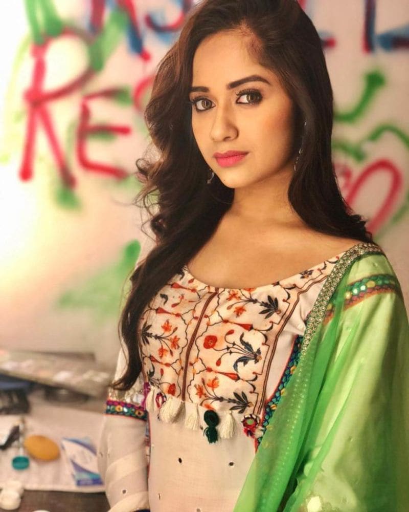 जन्नत ज़ुबैर - 20.1 मिलियन फॉलोअर्स
टिक टॉक पर 20.1 मिलियन फॉलोअर्स के साथ जन्नत ज़ुबैर रहमानी भारत में सबसे लोकप्रिय टिक टॉक यूजर हैं। जन्नत जुबैर रहमानी एक भारतीय फिल्म और टेलीविजन अभिनेत्री हैं। उन्होंने 2009 में अपने करियर की शुरुआत की, लेकिन 2011 में कलर्स टीवी के फुलवा के माध्यम से पहचान हासिल की। जन्नत 17 साल की हैं और मुंबई की हैं। इंस्टाग्राम पर जन्नत जुबैर के 11.8 मिलियन फॉलोअर्स हैं। उन्होंने फिल्म 'हिचकी' में नताशा की भूमिका निभाई।
