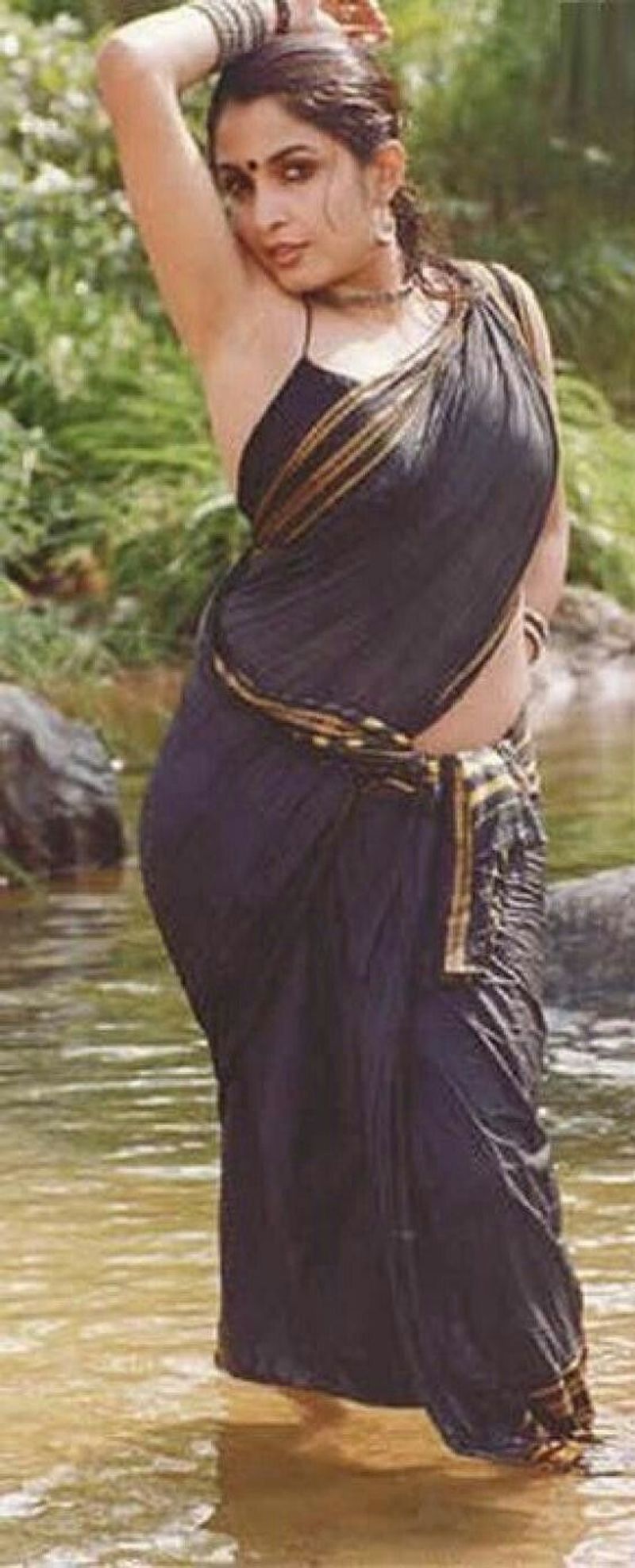இளம் நடிகைகளுக்கே டப் கொடுக்கும் அளவிற்கு சும்மா நச்சுன்னு இருக்கும் ரம்யா கிருஷ்ணன், ஸ்லீவ் லெஸ் ஜாக்கெட் புடவையில் கொடுத்துள்ள போஸ்கள் லைக்குகளை குவித்து வருகிறது. 