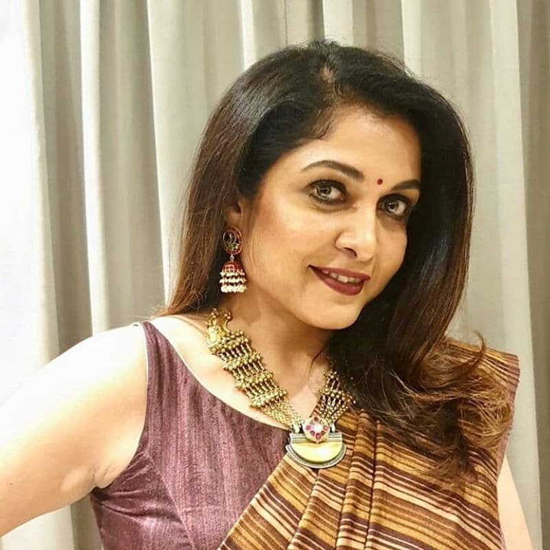 ரம்யா கிருஷ்ணனுக்கு செம்ம மேட்சிங்கான இந்த புடவையில் பார்க்க வேற லெவலுக்கு இருக்கிறார்.
