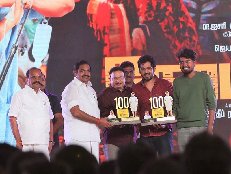 முதல்வர் எடப்பாடி பழனிசாமியிடம் பரிசு வாங்கும் பொழுது எடுக்க பட்ட புகைப்படம் 