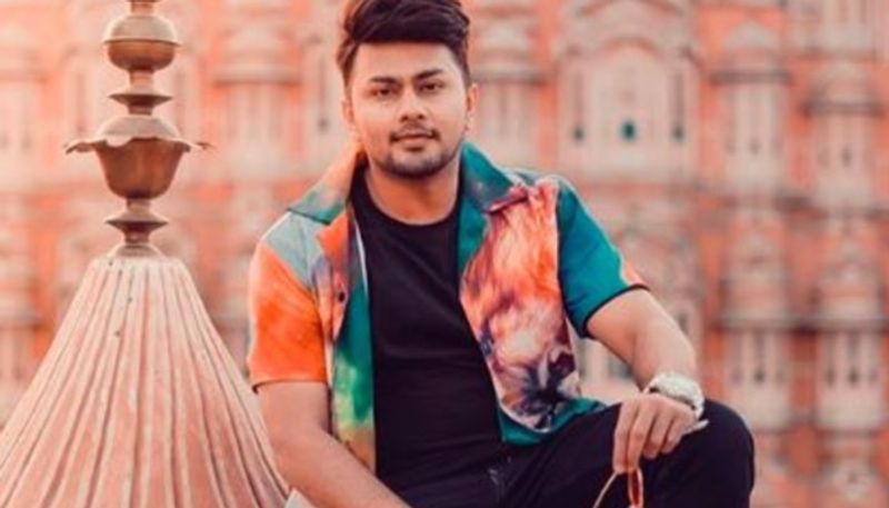 আবেজ প্রতি মাসে উপার্জন করেন ছয় লাখ। তার নিজের একটি নাচের স্কুল আছে। যেখানে তিনি নিয়মিত নাচ শেখান। তিনি বলিউডেও কোরিওগ্রাফার হিসেবে কাজ পাওয়ার চেষ্টায় রয়েছেন।