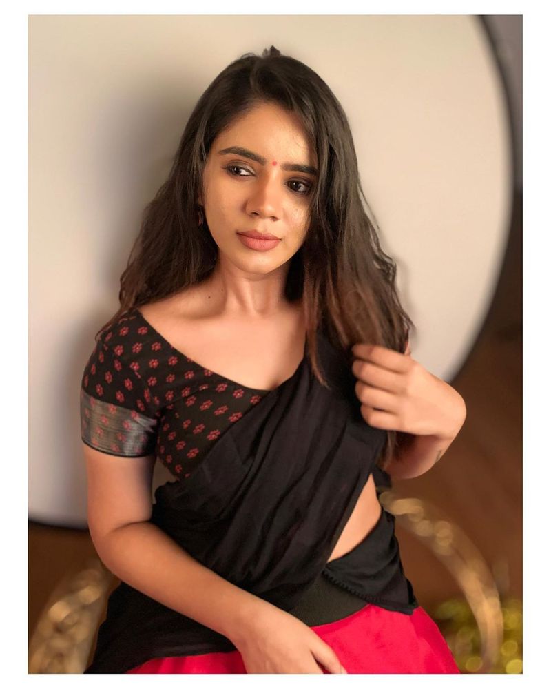 கவர்ச்சியை காட்டும் சௌந்தர்யா ஹாட் ஸ்டில் 