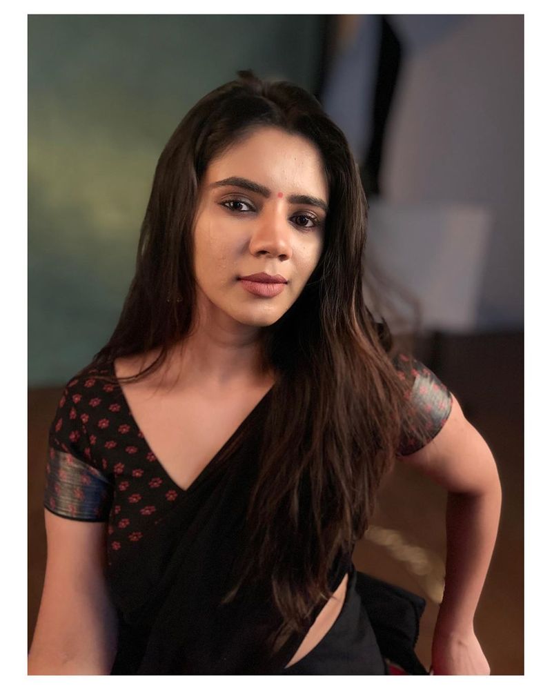 கருப்பு உடையில் கவர்ச்சியை அல்லி தரும் சௌந்தர்யா 