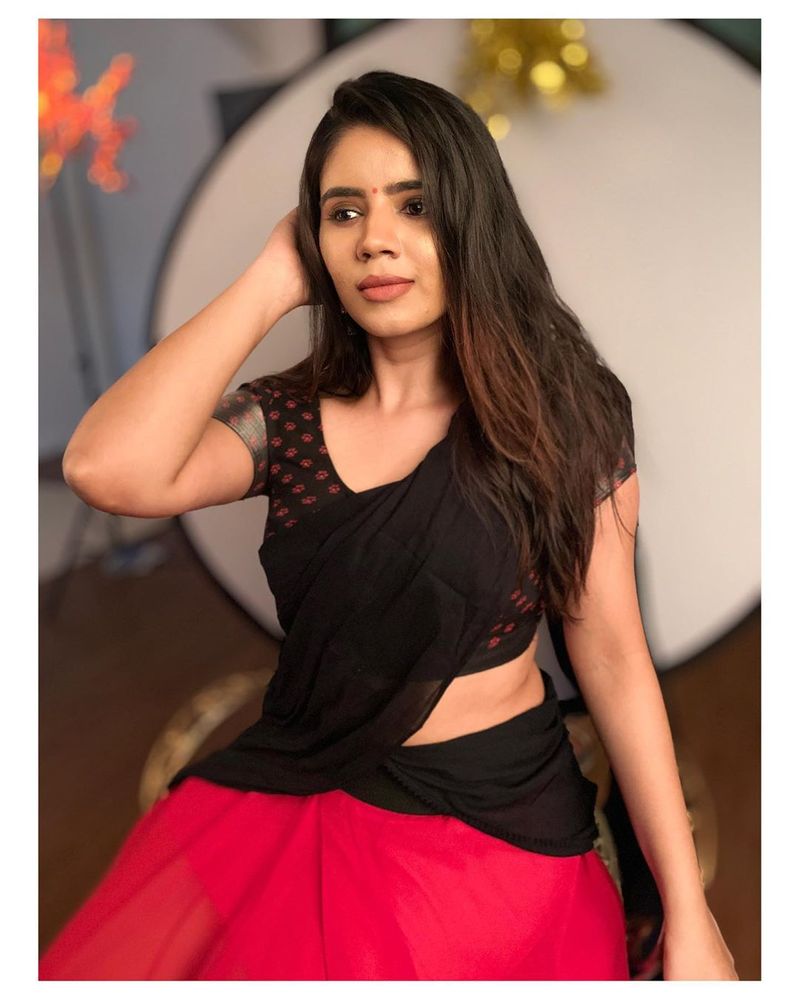 குஷி படத்தில் ஜோதிகா இடுப்பை போல் காமிக்கும் சௌந்தர்யா 