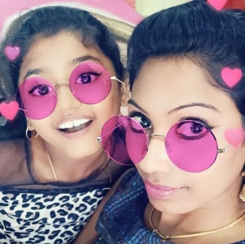 நித்யா தன்னுடைய மகளுடன் சந்தோஷமாக இருக்கும் தருணம் 