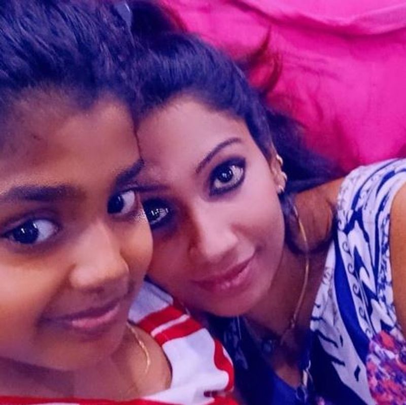 மகள் எடுக்கும் செல்பிக்கு கூல் போஸ் 