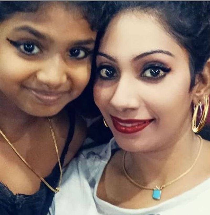 கண்ணில் மை வைத்து மிரட்டும் அம்மா - மகள் 