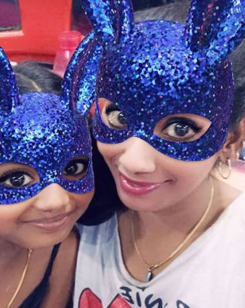 வாவ்... ஜொலிஜொலிக்கும் நீல முகமூடி 