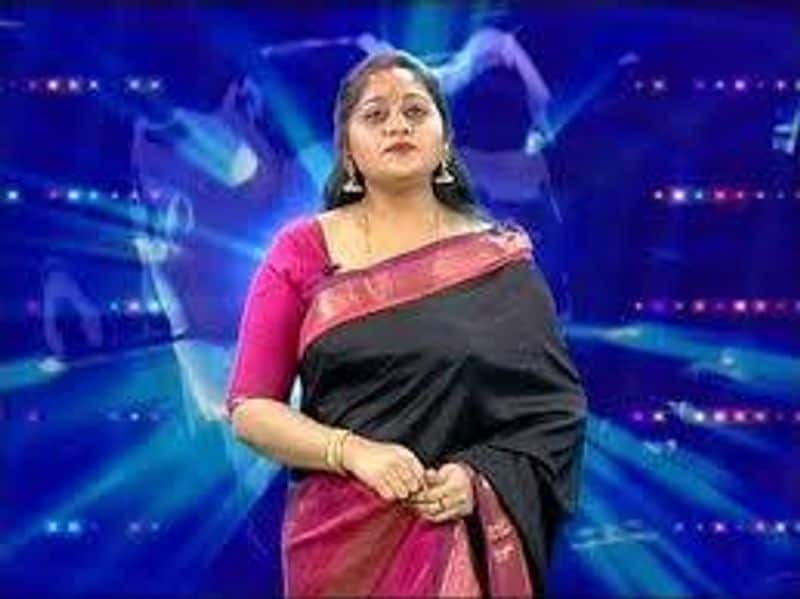 தொலைக்காட்சியில் சில நிமிடம் வந்தாலே ஓவர் சீன் போடும் இந்த உலகத்தில் ... மிகப் பெரிய ரசிகர் கூட்டத்தை வைத்திருந்தும் , பல வாய்ப்புகள் தேடி வந்தும் தன்னடக்கதோடு, தொகுப்பாளர் என்கிற அடையாளம் கூட வேண்டாம் என்று வாழ்ந்து வருகிறார் பெப்சி உமா. இவரின் இந்த மனசுக்காக தான் என்னவோ இன்று வரை அவர் பலர் மனதை விட்டு நீங்காத தொகுப்பாளினியாக உள்ளார்.
