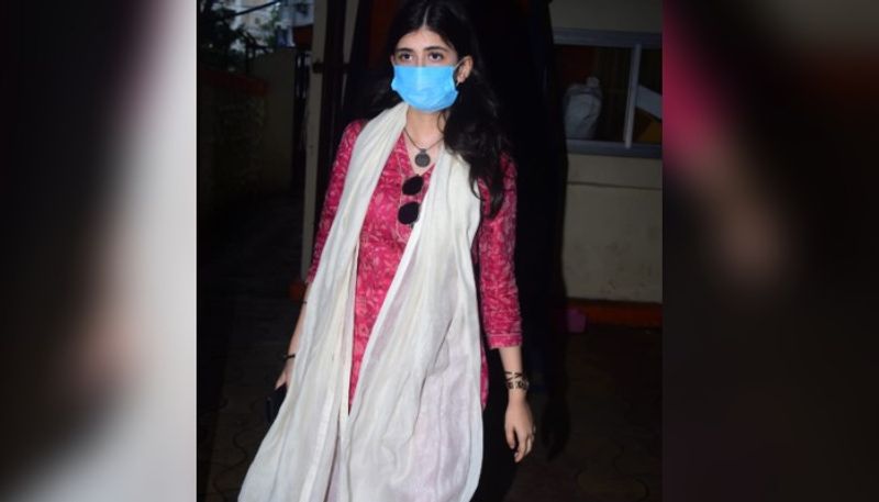 সুশান্তের মৃত্যুর পর থেকে বলিউড, স্বজনপোষণ, অন্যায় ভাবে ছবি থেকে সরিয়ে দেওয়া প্রভৃতি বহু দুর্নীতির বিরুদ্ধে রুখে দাঁড়িয়েছে অগণিত সাইবারবাসীরা।
