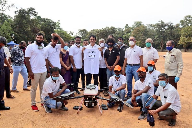 ಅರ್ಧ ಗಂಟೆಯಲ್ಲಿ ಒಂದು ಎಕರೆ ಜಾಗ ಸಾನಿಟೈಸ್ ಮಾಡುವ ಶಕ್ತಿ ದಕ್ಷನಿಗಿದೆ.
