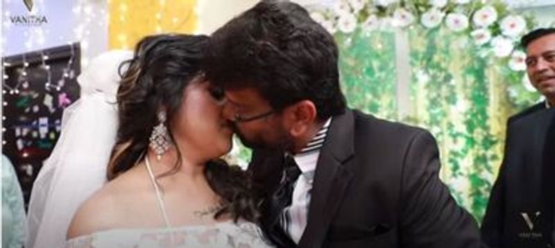 లాక్ డౌన్ నిబంధనలు అమలవుతుండటంతో ఎలాంటి హంగు ఆర్భాటం లేకుండా కుటుంబ సభ్యుల సమక్షంలో తమ ఇంట్లోనే క్రైస్తవ సాంప్రదాయం ప్రకారం వీరిద్దరు పెళ్లి చేసుకున్నారు.