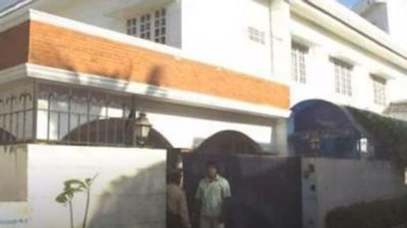 వెహికల్స్ బయటకు వెళ్లడానికి ప్రత్యేక గేటు.
