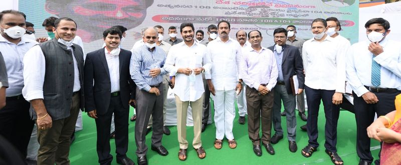 104, 108 ప్రారంభోత్సవం అనంతరం వైద్య శాఖ మంత్రి ఆళ్ల నాని, అధికారులు