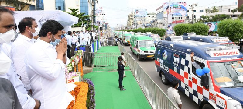 సీఎం జగన్ను చూసి కేరింతలు కొడుతున్న 108 వాహన డ్రైవర్, నమస్కరిస్తున్న ముఖ్యమంత్రి