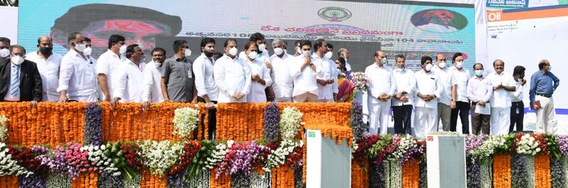 వేదికపై అభివాదం చేస్తున్న సీఎం జగన్, మంత్రులు, ఎమ్మెల్యేలు, అధికారులు