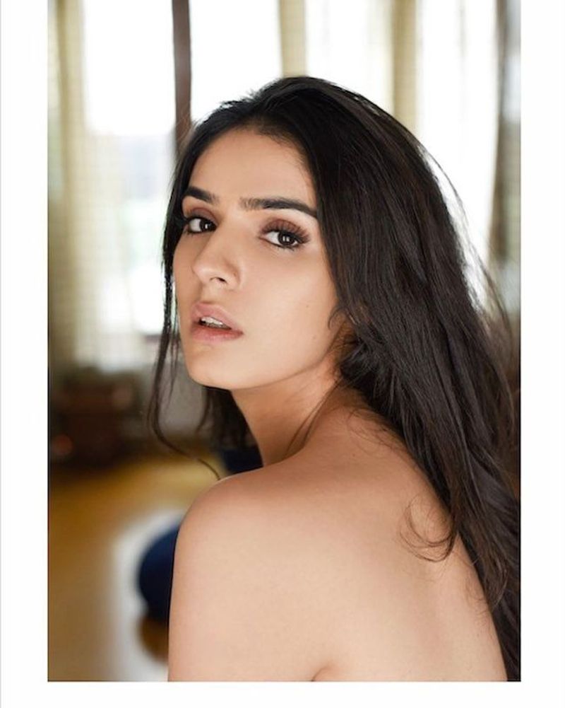 హీరోయిన్ సిద్దికా శర్మ హాట్ పిక్స్ ఈమధ్య తెగ సోషల్ మీడియాలో హల్చల్ చేస్తున్నాయి. తనను మర్చిపోయారని గుర్తు చేయటానికి అన్నట్లున్నాయి