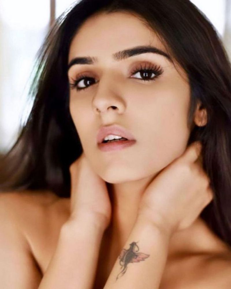 సిద్ధిక అందాలను కారాగారంలో బంధించిన టాప్ ను నెటిజనులు తిట్టుకున్నా కాస్త తమకోసం వాటిని వదిలినందుకు సంతోషిస్తున్నారు.