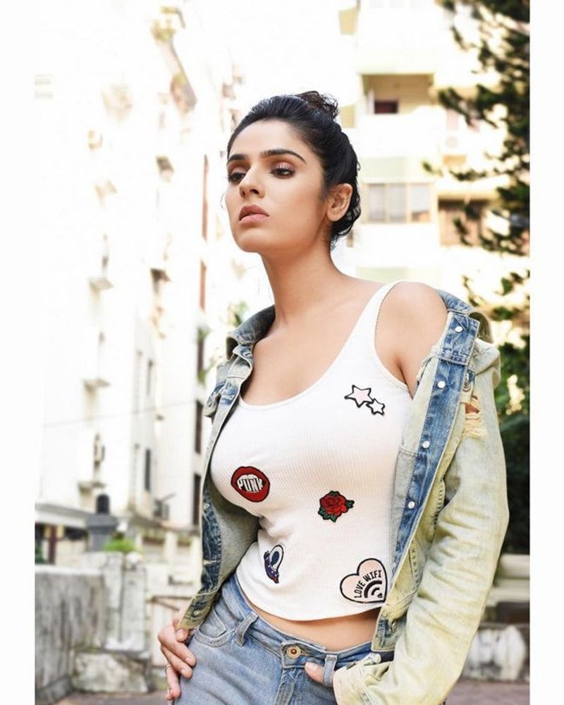 అబ్బో ఏం అందం ఏం అందం…తన అందాల ఆరబోతతో నెటిజన్ల గుండెల్ని పిండేస్తుంది. పాపం ఈ ఫోటో చూసుకుంటూ ఎన్ని నిద్ర లేని రాత్రులు గడపుతారో.